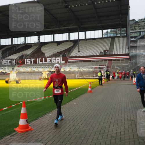 07.12.2025 - St. Pauli X-Mass-Run No. 15 Fabian Wolf http://msf.ph/oto/9422878 07.12.2025 11:55:48 Ziel 299, 1131, 1132, 1535, 4013, 4785 meine-sportfotos.de