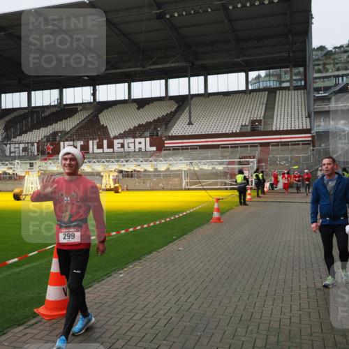 07.12.2025 - St. Pauli X-Mass-Run No. 15 Fabian Wolf http://msf.ph/oto/9422879 07.12.2025 11:55:49 Ziel 294, 299, 1131, 1132, 1535, 4013, 4785 meine-sportfotos.de