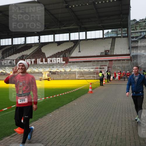 07.12.2025 - St. Pauli X-Mass-Run No. 15 Fabian Wolf http://msf.ph/oto/9422880 07.12.2025 11:55:49 Ziel 294, 299, 1131, 1132, 1535, 4013, 4785 meine-sportfotos.de