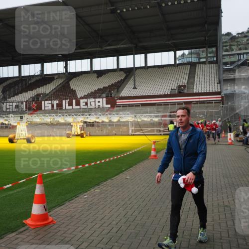 07.12.2025 - St. Pauli X-Mass-Run No. 15 Fabian Wolf http://msf.ph/oto/9422886 07.12.2025 11:55:51 Ziel 294, 299, 1042, 2077, 2094, 4013, 4785 meine-sportfotos.de