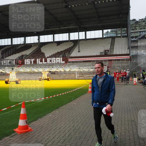 07.12.2025 - St. Pauli X-Mass-Run No. 15 Fabian Wolf http://msf.ph/oto/9422887 07.12.2025 11:55:51 Ziel 294, 299, 1042, 2077, 2094, 4013, 4785 meine-sportfotos.de