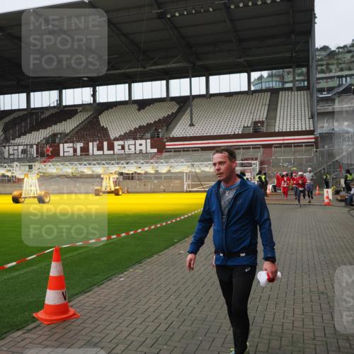 07.12.2025 - St. Pauli X-Mass-Run No. 15 Fabian Wolf http://msf.ph/oto/9422888 07.12.2025 11:55:51 Ziel 294, 299, 1042, 2077, 2094, 4013, 4785 meine-sportfotos.de