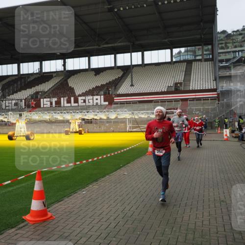 07.12.2025 - St. Pauli X-Mass-Run No. 15 Fabian Wolf http://msf.ph/oto/9422889 07.12.2025 11:55:56 Ziel 294, 1042, 2077, 2094, 3802 meine-sportfotos.de