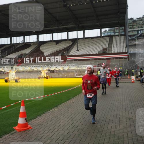 07.12.2025 - St. Pauli X-Mass-Run No. 15 Fabian Wolf http://msf.ph/oto/9422890 07.12.2025 11:55:56 Ziel 294, 1042, 2077, 2094, 3802 meine-sportfotos.de