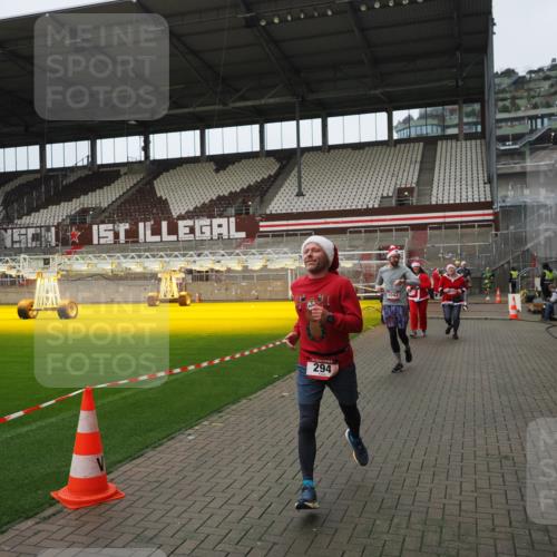 07.12.2025 - St. Pauli X-Mass-Run No. 15 Fabian Wolf http://msf.ph/oto/9422891 07.12.2025 11:55:56 Ziel 294, 1042, 2077, 2094, 3802 meine-sportfotos.de