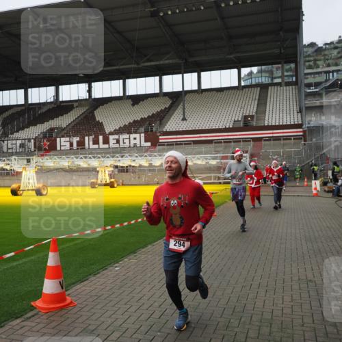 07.12.2025 - St. Pauli X-Mass-Run No. 15 Fabian Wolf http://msf.ph/oto/9422892 07.12.2025 11:55:56 Ziel 294, 1042, 2077, 2094, 3802 meine-sportfotos.de