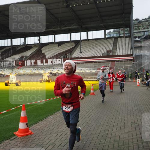 07.12.2025 - St. Pauli X-Mass-Run No. 15 Fabian Wolf http://msf.ph/oto/9422893 07.12.2025 11:55:57 Ziel 294, 1042, 2077, 2094, 3802 meine-sportfotos.de