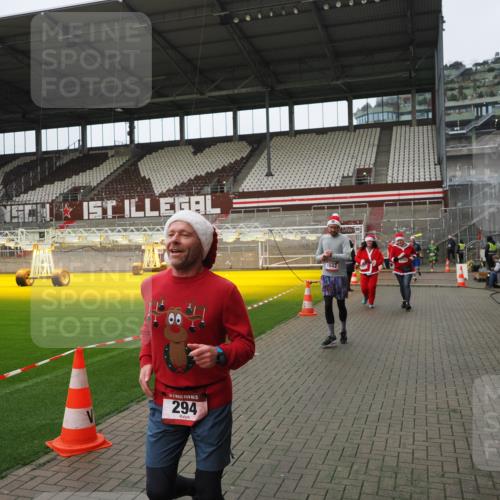 07.12.2025 - St. Pauli X-Mass-Run No. 15 Fabian Wolf http://msf.ph/oto/9422894 07.12.2025 11:55:57 Ziel 294, 1042, 2077, 2094, 3802 meine-sportfotos.de