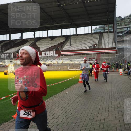 07.12.2025 - St. Pauli X-Mass-Run No. 15 Fabian Wolf http://msf.ph/oto/9422895 07.12.2025 11:55:57 Ziel 294, 1042, 2077, 2094, 3802 meine-sportfotos.de