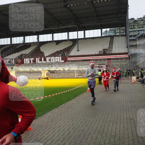07.12.2025 - St. Pauli X-Mass-Run No. 15 Fabian Wolf http://msf.ph/oto/9422896 07.12.2025 11:55:57 Ziel 294, 1042, 2077, 2094, 3802 meine-sportfotos.de