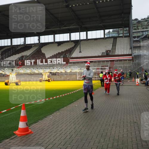 07.12.2025 - St. Pauli X-Mass-Run No. 15 Fabian Wolf http://msf.ph/oto/9422898 07.12.2025 11:55:58 Ziel 294, 1042, 2077, 2094, 3802 meine-sportfotos.de