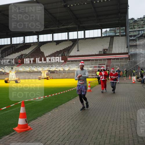 07.12.2025 - St. Pauli X-Mass-Run No. 15 Fabian Wolf http://msf.ph/oto/9422899 07.12.2025 11:55:58 Ziel 294, 1042, 2077, 2094, 3802 meine-sportfotos.de