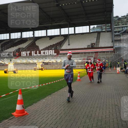 07.12.2025 - St. Pauli X-Mass-Run No. 15 Fabian Wolf http://msf.ph/oto/9422900 07.12.2025 11:55:58 Ziel 294, 1042, 2077, 2094, 3802 meine-sportfotos.de