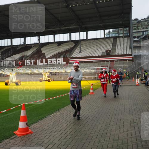 07.12.2025 - St. Pauli X-Mass-Run No. 15 Fabian Wolf http://msf.ph/oto/9422901 07.12.2025 11:55:58 Ziel 294, 1042, 2077, 2094, 3802 meine-sportfotos.de