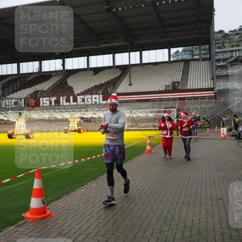 07.12.2025 - St. Pauli X-Mass-Run No. 15 Fabian Wolf http://msf.ph/oto/9422902 07.12.2025 11:55:58 Ziel 294, 1042, 2077, 2094, 3802 meine-sportfotos.de