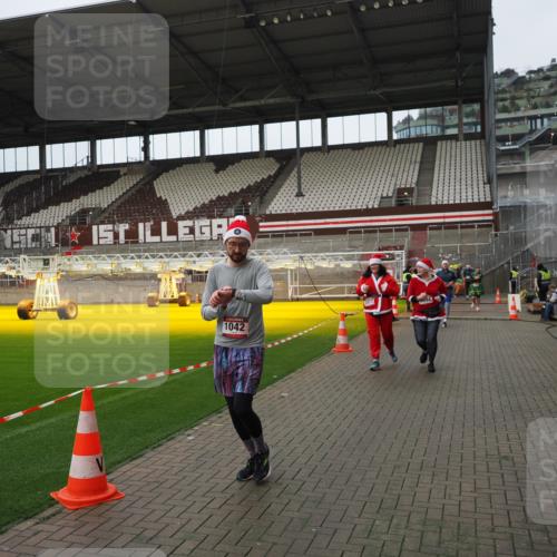 07.12.2025 - St. Pauli X-Mass-Run No. 15 Fabian Wolf http://msf.ph/oto/9422903 07.12.2025 11:55:59 Ziel 294, 1042, 2077, 2094, 2455, 3802 meine-sportfotos.de
