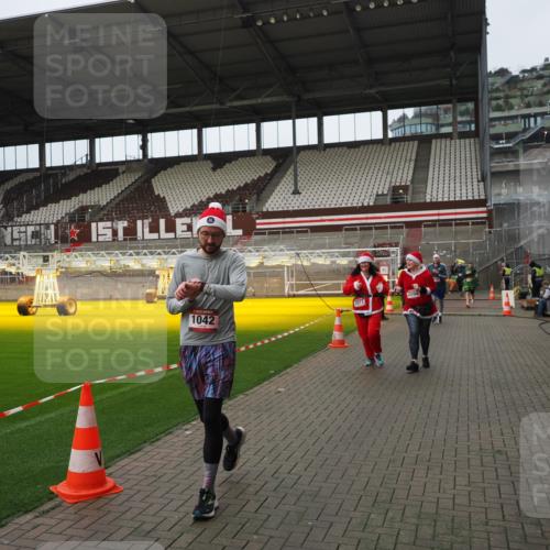 07.12.2025 - St. Pauli X-Mass-Run No. 15 Fabian Wolf http://msf.ph/oto/9422904 07.12.2025 11:55:59 Ziel 294, 1042, 2077, 2094, 2455, 3802 meine-sportfotos.de