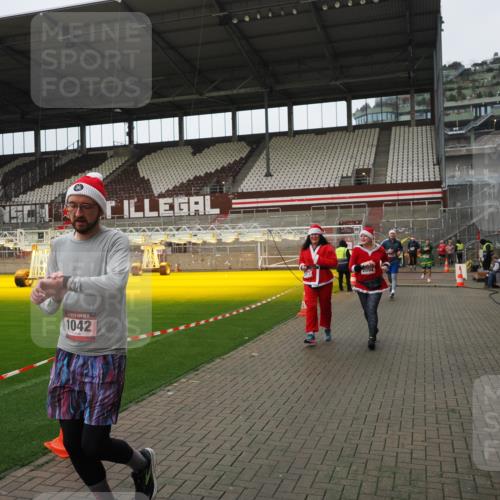 07.12.2025 - St. Pauli X-Mass-Run No. 15 Fabian Wolf http://msf.ph/oto/9422905 07.12.2025 11:55:59 Ziel 294, 1042, 2077, 2094, 2455, 3802 meine-sportfotos.de