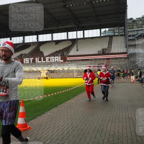 07.12.2025 - St. Pauli X-Mass-Run No. 15 Fabian Wolf http://msf.ph/oto/9422906 07.12.2025 11:55:59 Ziel 294, 1042, 2077, 2094, 2455, 3802 meine-sportfotos.de