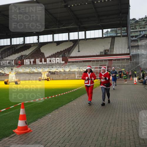 07.12.2025 - St. Pauli X-Mass-Run No. 15 Fabian Wolf http://msf.ph/oto/9422907 07.12.2025 11:56:00 Ziel 294, 1042, 2077, 2094, 2455, 3802 meine-sportfotos.de