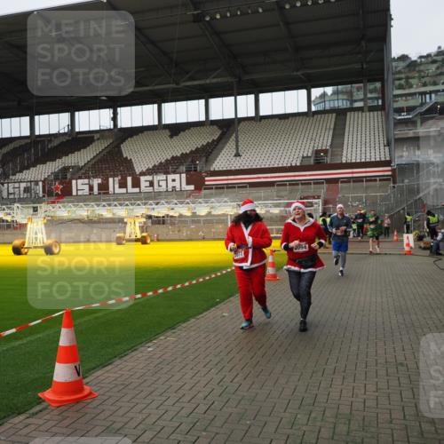07.12.2025 - St. Pauli X-Mass-Run No. 15 Fabian Wolf http://msf.ph/oto/9422908 07.12.2025 11:56:00 Ziel 294, 1042, 2077, 2094, 2455, 3802 meine-sportfotos.de