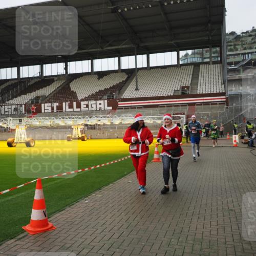 07.12.2025 - St. Pauli X-Mass-Run No. 15 Fabian Wolf http://msf.ph/oto/9422909 07.12.2025 11:56:00 Ziel 294, 1042, 2077, 2094, 2455, 3802 meine-sportfotos.de