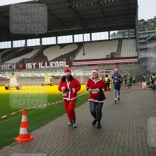 07.12.2025 - St. Pauli X-Mass-Run No. 15 Fabian Wolf http://msf.ph/oto/9422910 07.12.2025 11:56:01 Ziel 294, 1042, 2077, 2094, 2455, 3802 meine-sportfotos.de