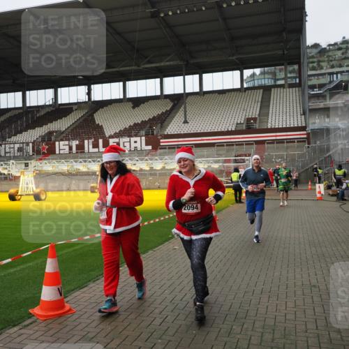 07.12.2025 - St. Pauli X-Mass-Run No. 15 Fabian Wolf http://msf.ph/oto/9422911 07.12.2025 11:56:02 Ziel 294, 1042, 2077, 2094, 2455, 3502, 3802 meine-sportfotos.de