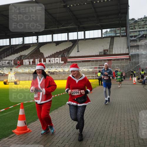 07.12.2025 - St. Pauli X-Mass-Run No. 15 Fabian Wolf http://msf.ph/oto/9422912 07.12.2025 11:56:02 Ziel 294, 1042, 2077, 2094, 2455, 3502, 3802 meine-sportfotos.de