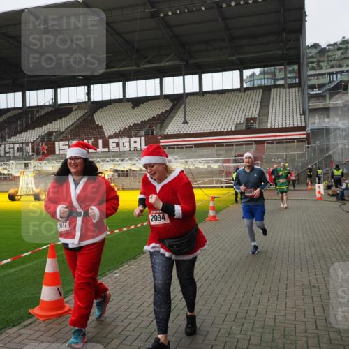 07.12.2025 - St. Pauli X-Mass-Run No. 15 Fabian Wolf http://msf.ph/oto/9422913 07.12.2025 11:56:02 Ziel 294, 1042, 2077, 2094, 2455, 3502, 3802 meine-sportfotos.de