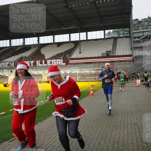 07.12.2025 - St. Pauli X-Mass-Run No. 15 Fabian Wolf http://msf.ph/oto/9422914 07.12.2025 11:56:02 Ziel 294, 1042, 2077, 2094, 2455, 3502, 3802 meine-sportfotos.de
