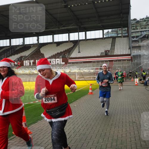 07.12.2025 - St. Pauli X-Mass-Run No. 15 Fabian Wolf http://msf.ph/oto/9422915 07.12.2025 11:56:02 Ziel 294, 1042, 2077, 2094, 2455, 3502, 3802 meine-sportfotos.de
