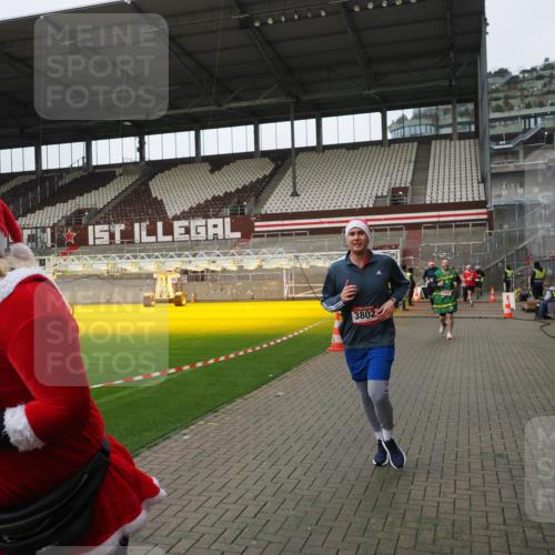07.12.2025 - St. Pauli X-Mass-Run No. 15 Fabian Wolf http://msf.ph/oto/9422917 07.12.2025 11:56:03 Ziel 294, 1042, 2077, 2094, 2455, 3502, 3802 meine-sportfotos.de