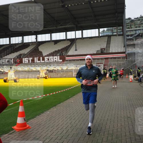 07.12.2025 - St. Pauli X-Mass-Run No. 15 Fabian Wolf http://msf.ph/oto/9422918 07.12.2025 11:56:03 Ziel 294, 1042, 2077, 2094, 2455, 3502, 3802 meine-sportfotos.de