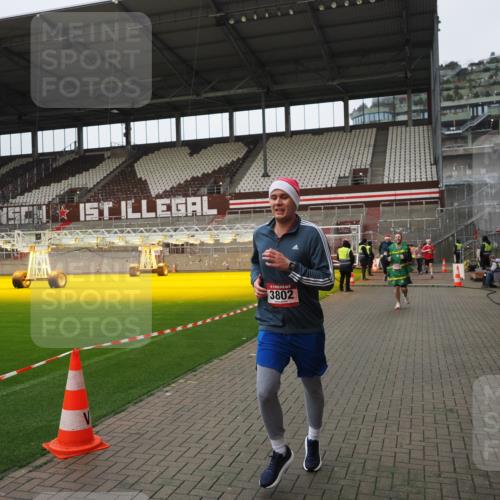 07.12.2025 - St. Pauli X-Mass-Run No. 15 Fabian Wolf http://msf.ph/oto/9422919 07.12.2025 11:56:03 Ziel 294, 1042, 2077, 2094, 2455, 3502, 3802 meine-sportfotos.de