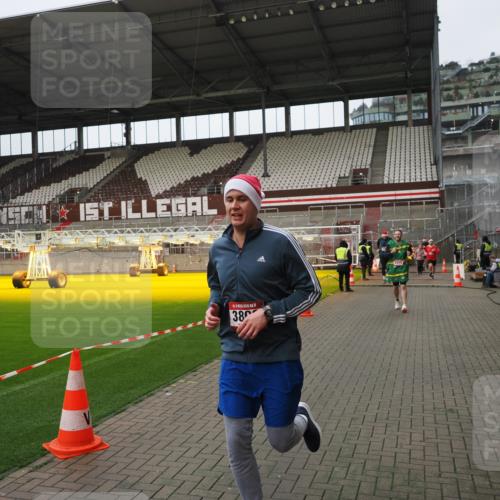 07.12.2025 - St. Pauli X-Mass-Run No. 15 Fabian Wolf http://msf.ph/oto/9422920 07.12.2025 11:56:03 Ziel 294, 1042, 2077, 2094, 2455, 3502, 3802 meine-sportfotos.de