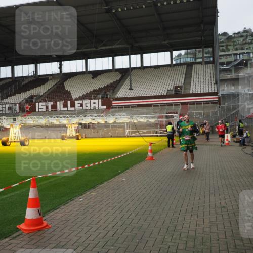 07.12.2025 - St. Pauli X-Mass-Run No. 15 Fabian Wolf http://msf.ph/oto/9422922 07.12.2025 11:56:05 Ziel 294, 1030, 1042, 2077, 2094, 2455, 3499, 3502, 3802 meine-sportfotos.de