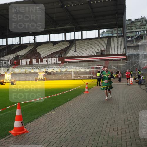 07.12.2025 - St. Pauli X-Mass-Run No. 15 Fabian Wolf http://msf.ph/oto/9422923 07.12.2025 11:56:05 Ziel 294, 1030, 1042, 2077, 2094, 2455, 3499, 3502, 3802 meine-sportfotos.de