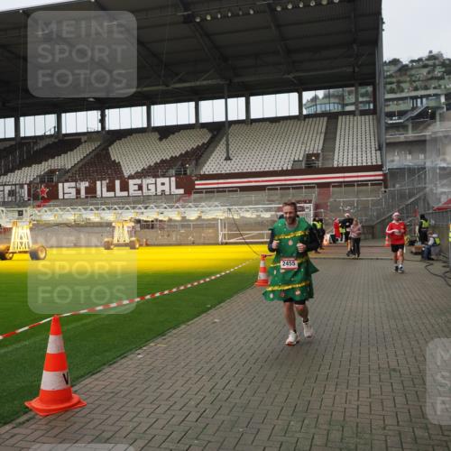 07.12.2025 - St. Pauli X-Mass-Run No. 15 Fabian Wolf http://msf.ph/oto/9422930 07.12.2025 11:56:07 Ziel 294, 1030, 1042, 1144, 2077, 2094, 2455, 3499, 3502, 3802 meine-sportfotos.de