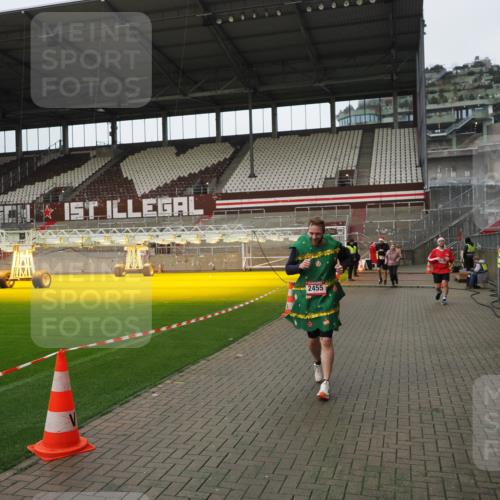 07.12.2025 - St. Pauli X-Mass-Run No. 15 Fabian Wolf http://msf.ph/oto/9422931 07.12.2025 11:56:07 Ziel 294, 1030, 1042, 1144, 2077, 2094, 2455, 3499, 3502, 3802 meine-sportfotos.de