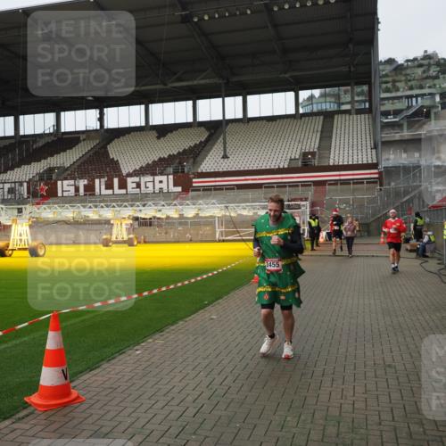 07.12.2025 - St. Pauli X-Mass-Run No. 15 Fabian Wolf http://msf.ph/oto/9422932 07.12.2025 11:56:07 Ziel 294, 1030, 1042, 1144, 2077, 2094, 2455, 3499, 3502, 3802 meine-sportfotos.de