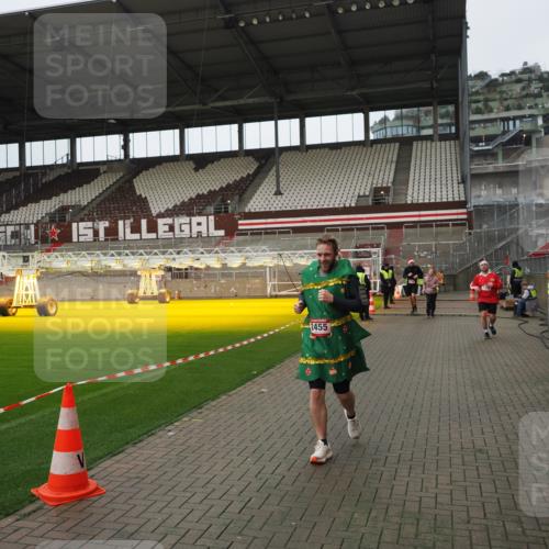 07.12.2025 - St. Pauli X-Mass-Run No. 15 Fabian Wolf http://msf.ph/oto/9422933 07.12.2025 11:56:07 Ziel 294, 1030, 1042, 1144, 2077, 2094, 2455, 3499, 3502, 3802 meine-sportfotos.de