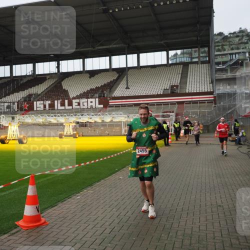 07.12.2025 - St. Pauli X-Mass-Run No. 15 Fabian Wolf http://msf.ph/oto/9422934 07.12.2025 11:56:08 Ziel 294, 1030, 1042, 1144, 2077, 2094, 2455, 3499, 3502, 3802 meine-sportfotos.de