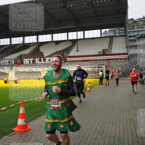 07.12.2025 - St. Pauli X-Mass-Run No. 15 Fabian Wolf http://msf.ph/oto/9422939 07.12.2025 11:56:09 Ziel 294, 1030, 1042, 1144, 2077, 2094, 2455, 3499, 3502, 3802 meine-sportfotos.de