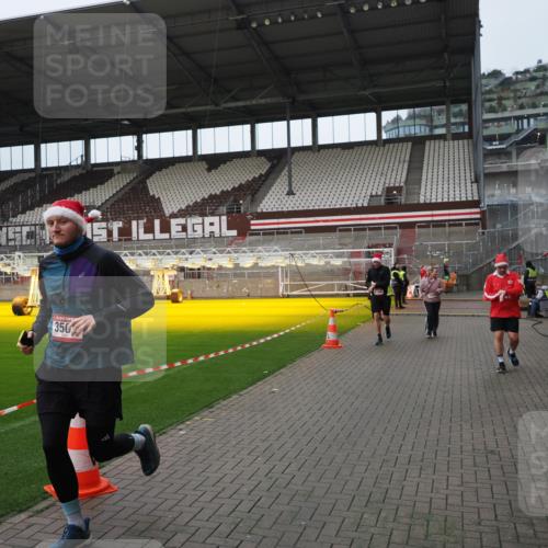 07.12.2025 - St. Pauli X-Mass-Run No. 15 Fabian Wolf http://msf.ph/oto/9422945 07.12.2025 11:56:10 Ziel 1030, 1042, 1144, 2077, 2094, 2455, 3499, 3502, 3802 meine-sportfotos.de