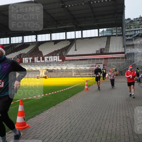 07.12.2025 - St. Pauli X-Mass-Run No. 15 Fabian Wolf http://msf.ph/oto/9422946 07.12.2025 11:56:10 Ziel 1030, 1042, 1144, 2077, 2094, 2455, 3499, 3502, 3802 meine-sportfotos.de