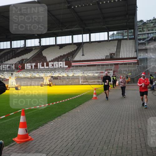 07.12.2025 - St. Pauli X-Mass-Run No. 15 Fabian Wolf http://msf.ph/oto/9422947 07.12.2025 11:56:11 Ziel 1030, 1144, 2455, 3499, 3502, 3802 meine-sportfotos.de