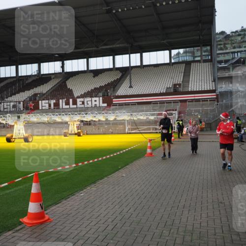 07.12.2025 - St. Pauli X-Mass-Run No. 15 Fabian Wolf http://msf.ph/oto/9422948 07.12.2025 11:56:11 Ziel 1030, 1144, 2455, 3499, 3502, 3802 meine-sportfotos.de