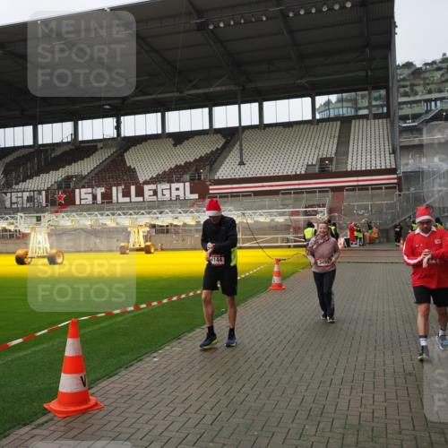 07.12.2025 - St. Pauli X-Mass-Run No. 15 Fabian Wolf http://msf.ph/oto/9422950 07.12.2025 11:56:13 Ziel 1030, 1144, 2455, 3499, 3502, 3802 meine-sportfotos.de
