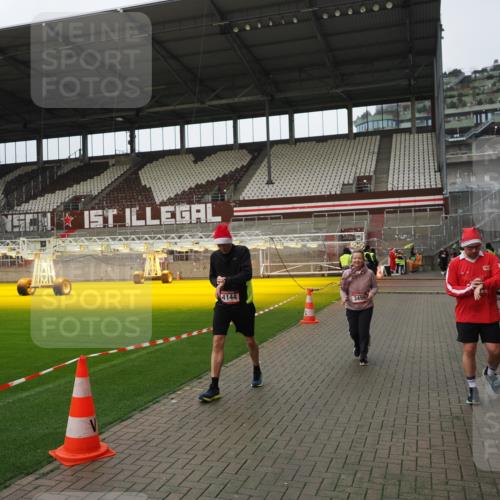 07.12.2025 - St. Pauli X-Mass-Run No. 15 Fabian Wolf http://msf.ph/oto/9422951 07.12.2025 11:56:14 Ziel 1030, 1144, 2455, 3499, 3502, 3802 meine-sportfotos.de